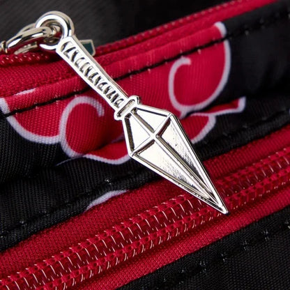 Sac bandoulière Loungefly – Naruto Shippuden – Akatsuki – 26 x 14 x 4 cm. Motif nuages rouges emblématiques, tirette kunai et sangle ajustable. Accessoire officiel pour fans de Naruto.