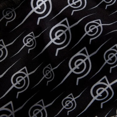 Sac bandoulière Loungefly – Naruto Shippuden – Akatsuki – 26 x 14 x 4 cm. Motif nuages rouges emblématiques, tirette kunai et sangle ajustable. Accessoire officiel pour fans de Naruto.