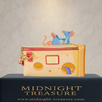 Sac bandoulière Loungefly Ratatouille Fromage – 24 x 15 x 13 cm. Sac figural en forme de tranche de fromage avec Remy en applique et logo Gusteau embossé.