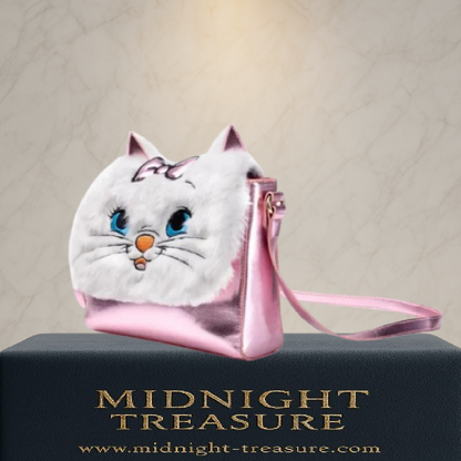 Sac bandoulière Marie – Disney – Les Aristochats – 23,5 x 19,5 x 6 cm. Sac rose métallisé avec rabat en fausse fourrure et visage brodé de Marie. Un accessoire irrésistible pour les fans de Disney.