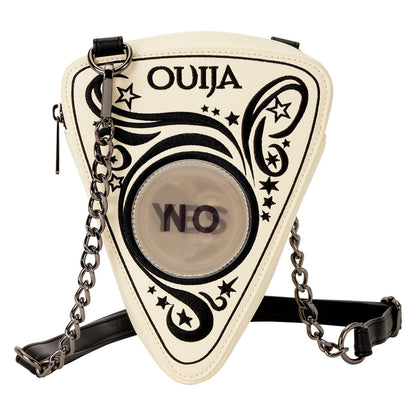 Sac à bandoulière Loungefly – Ouija Planchette Lenticulaire Glow Figural. Forme de planchette avec effet YES/NO et finitions gothiques. Un sac mystique pour les fans d’ésotérisme et de mode alternative.