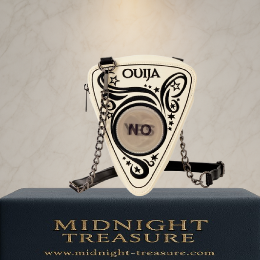 Sac à bandoulière Loungefly – Ouija Planchette Lenticulaire Glow Figural. Forme de planchette avec effet YES/NO et finitions gothiques. Un sac mystique pour les fans d’ésotérisme et de mode alternative.