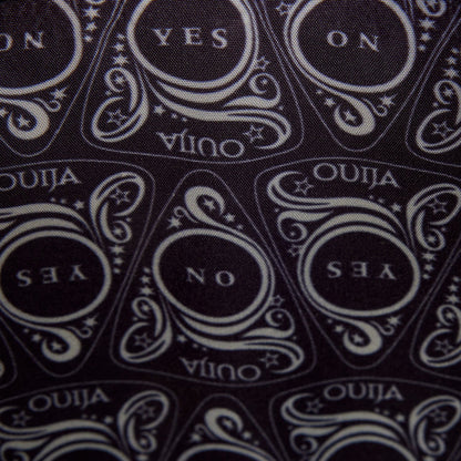 Sac à bandoulière Loungefly – Ouija Planchette Lenticulaire Glow Figural. Forme de planchette avec effet YES/NO et finitions gothiques. Un sac mystique pour les fans d’ésotérisme et de mode alternative.