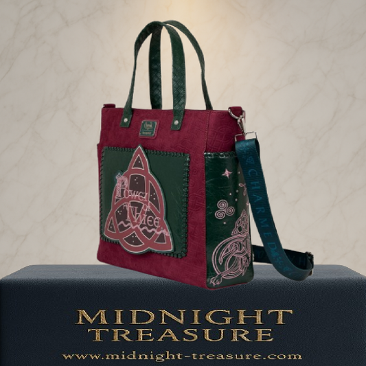 Sac convertible Loungefly â Charmed â Power of Three â 33 x 33 x 10 cm. Sac bordeaux et vert en simili cuir avec dĂ©tails mystiques et symbole du nĆud celtique. Convertible en tote bag ou sac Ă dos.