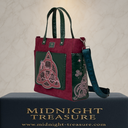 Sac convertible Loungefly – Charmed – Power of Three – 33 x 33 x 10 cm. Sac bordeaux et vert en simili cuir avec détails mystiques et symbole du nœud celtique. Convertible en tote bag ou sac à dos.

