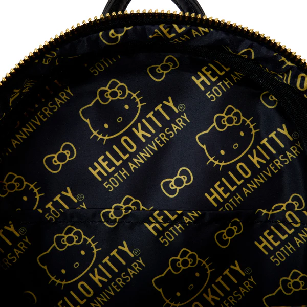 Sac Loungefly Hello Kitty – 50e Anniversaire – Doré métallique – Sanrio. Sac à dos en simili cuir embossé, avec doublure exclusive. Une édition collector chic pour les fans de Hello Kitty.