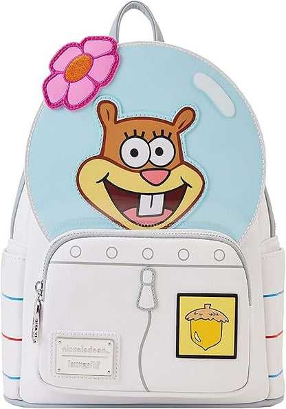 Sac à dos Loungefly – Bob l’Éponge – Sandy Cheeks Cosplay – 23 x 11 x 25 cm. Mini sac blanc en simili cuir avec casque, fleur rose, écusson gland et breloque méduse rose.

