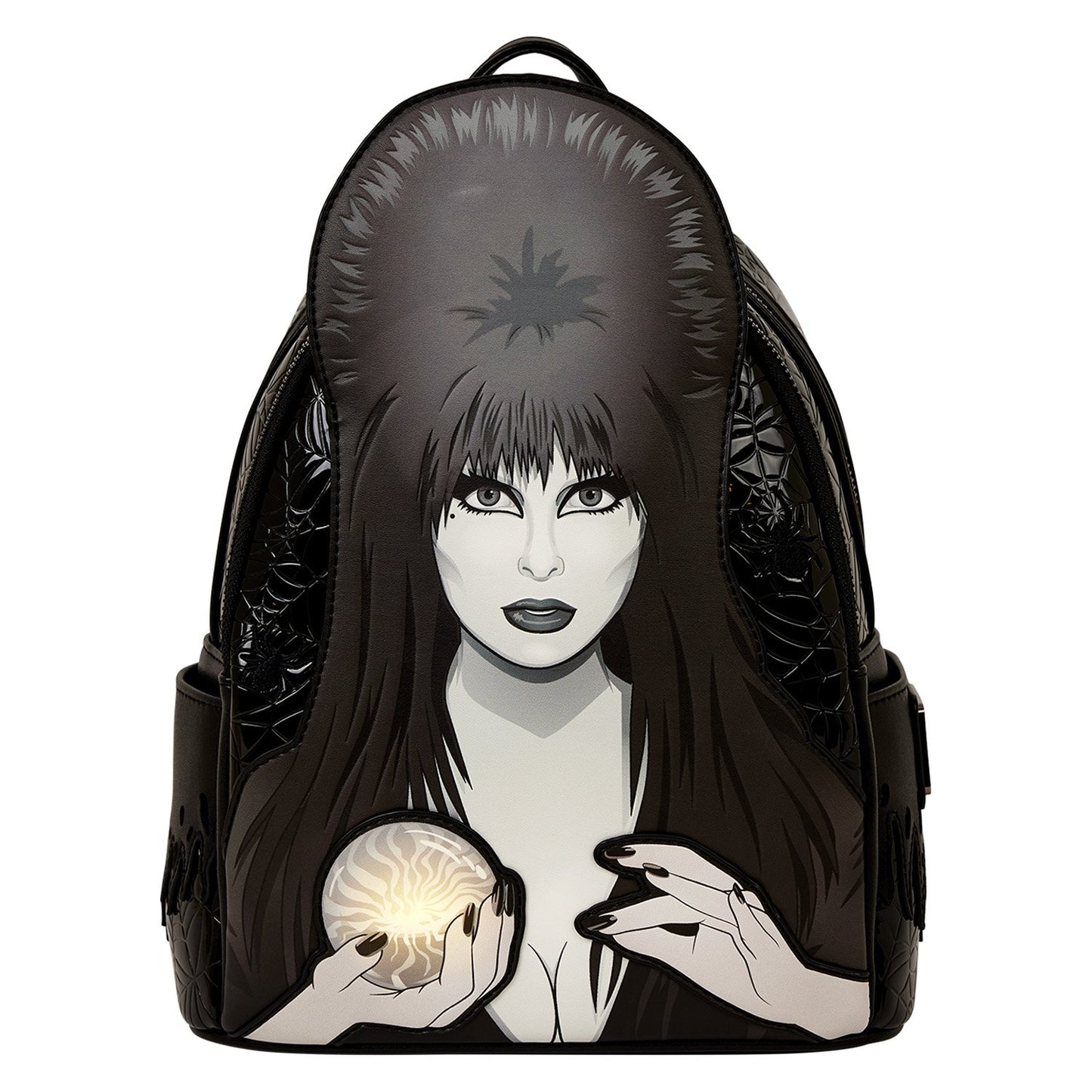 Mini sac à dos Loungefly – Elvira Mistress of the Dark – Cosplay Light-Up – 22,8 x 26,6 x 11,4 cm. Sac noir en simili cuir avec portrait d’Elvira et boule de cristal lumineuse.

