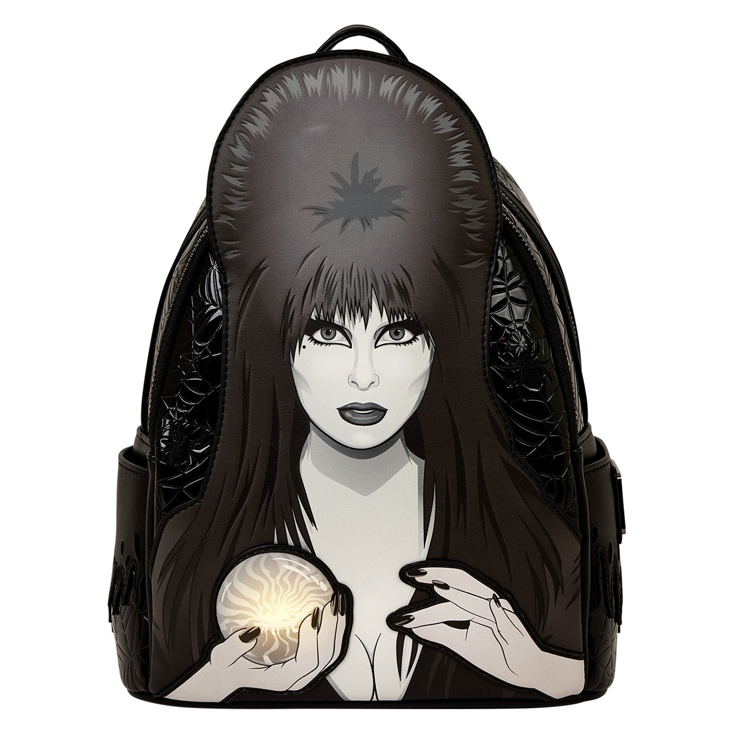 Mini sac à dos Loungefly – Elvira Mistress of the Dark – Cosplay Light-Up – 22,8 x 26,6 x 11,4 cm. Sac noir en simili cuir avec portrait d’Elvira et boule de cristal lumineuse.

