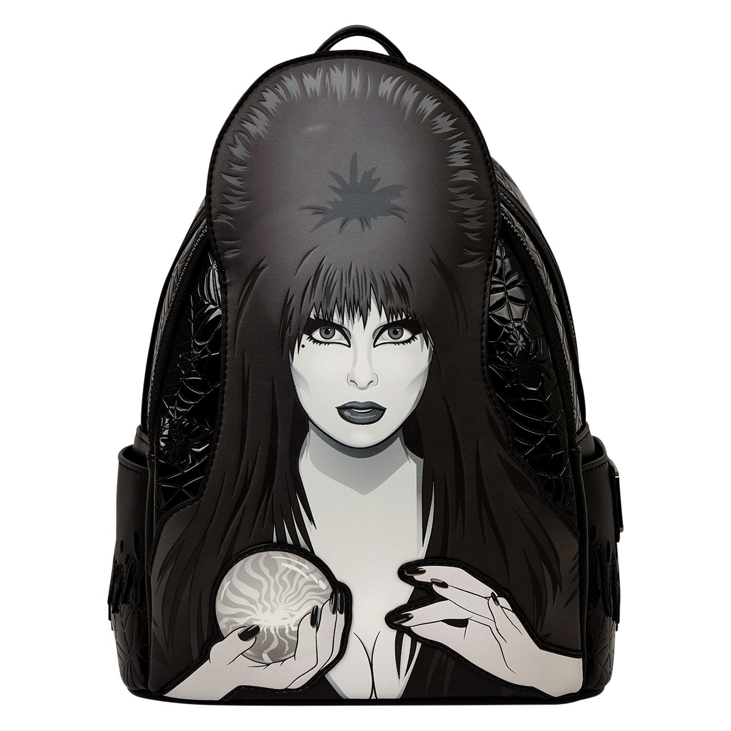 Mini sac à dos Loungefly – Elvira Mistress of the Dark – Cosplay Light-Up – 22,8 x 26,6 x 11,4 cm. Sac noir en simili cuir avec portrait d’Elvira et boule de cristal lumineuse.

