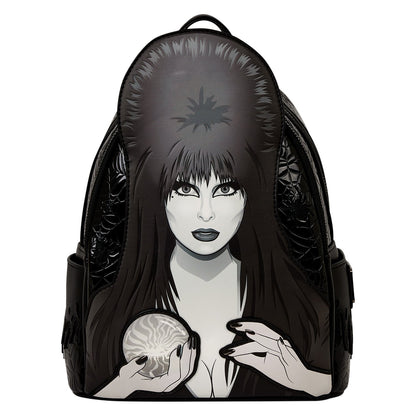 Mini sac à dos Loungefly – Elvira Mistress of the Dark – Cosplay Light-Up – 22,8 x 26,6 x 11,4 cm. Sac noir en simili cuir avec portrait d’Elvira et boule de cristal lumineuse.

