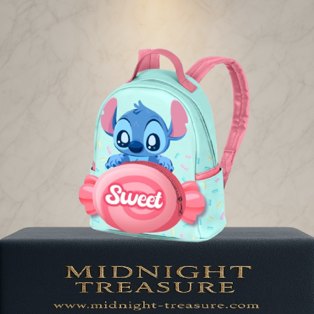 Mini sac à dos Disney – Stitch – Candy – 25x21x11 cm. Stitch tient une sucette rose géante marquée « Sweet » sur un fond pastel. Un sac coloré et adorable parfait pour les fans de Lilo & Stitch.