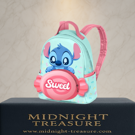 Mini sac à dos Disney – Stitch – Candy – 25x21x11 cm. Stitch tient une sucette rose géante marquée « Sweet » sur un fond pastel. Un sac coloré et adorable parfait pour les fans de Lilo & Stitch.