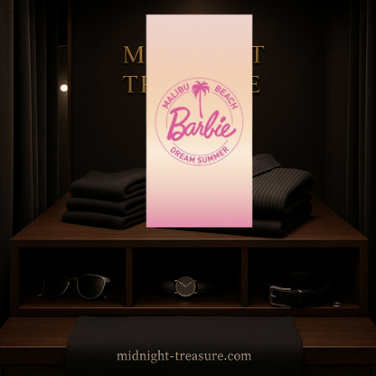 Serviette Barbie Malibu Beach – 140 x 70 cm – 100 % coton. Dégradé rose et orangé avec logo Barbie Dream Summer. Un accessoire estival parfait pour les fans de Barbie.