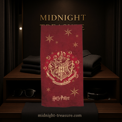 Serviette Harry Potter – Blason de Poudlard – 140 x 70 cm – 100 % coton. Fond rouge orné des armoiries dorées de Poudlard. Un accessoire élégant pour les fans de la saga.

