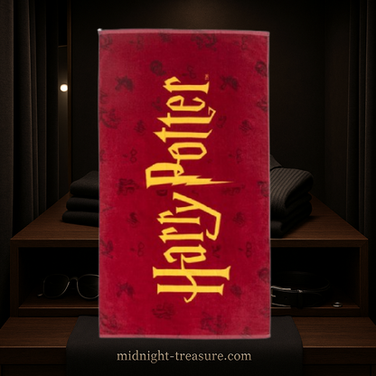 Serviette Harry Potter – Logo officiel – 140 x 70 cm – Polyester. Fond rouge avec inscription dorée Harry Potter. Un accessoire indispensable pour les fans de la saga magique.