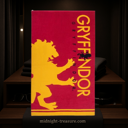Serviette Harry Potter – Maison Gryffondor – 140 x 70 cm – 100 % coton. Design rouge et or avec lion emblématique. Parfaite pour représenter ta maison préférée avec fierté.