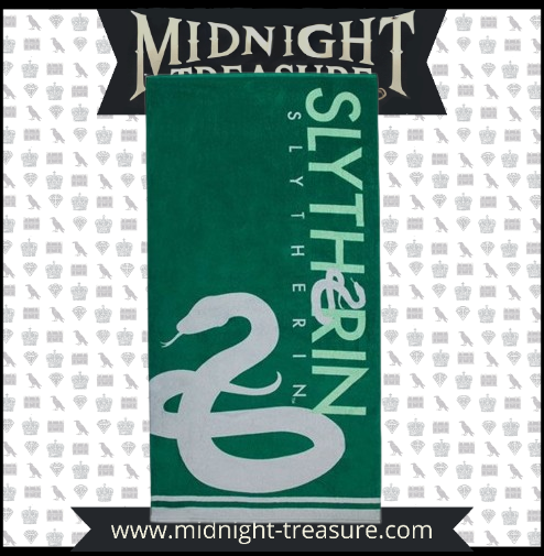 Serviette de bain Harry Potter – Serpentard (Slytherin) – 140 x 70 cm. 100% coton, douce et absorbante, aux couleurs emblématiques de la maison Serpentard. Idéale pour la plage, la piscine ou la salle de bain."