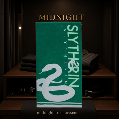 Serviette de bain Harry Potter – Serpentard (Slytherin) – 140 x 70 cm. 100% coton, douce et absorbante, aux couleurs emblématiques de la maison Serpentard. Idéale pour la plage, la piscine ou la salle de bain."