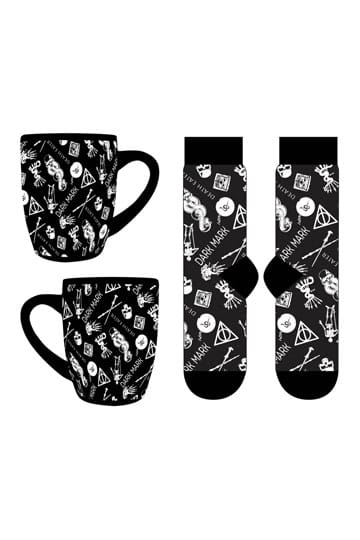 Set Harry Potter – Mug & Chaussettes – Marque des Ténèbres – 315 ml. Mug noir et chaussettes assorties ornés des symboles de Voldemort et des Reliques de la Mort.