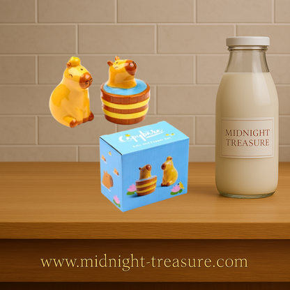 Set salière et poivrière Capybara Duke en céramique. Accessoire de table kawaii représentant un capybara assis et un capybara dans un tonneau, idéal pour une décoration mignonne et originale.