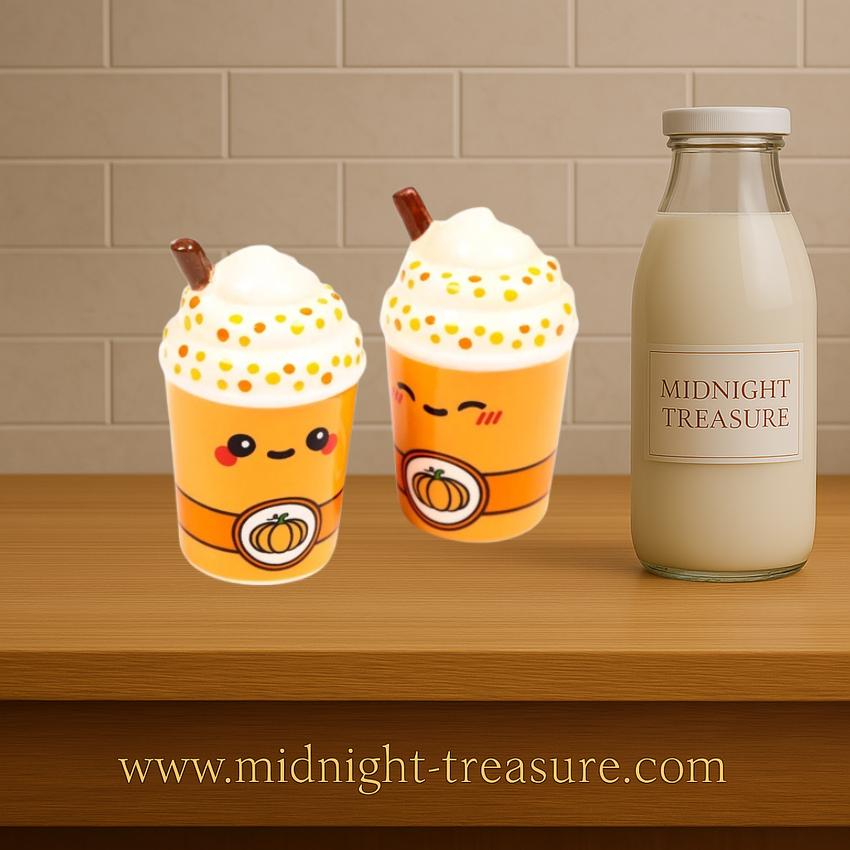 Set salière et poivrière kawaii en céramique en forme de latte épicé à la citrouille. Duo sel et poivre avec visages mignons, livré en boîte illustrée, idéal pour une décoration de table originale.