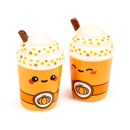 Set salière et poivrière kawaii en céramique en forme de latte épicé à la citrouille. Duo sel et poivre avec visages mignons, livré en boîte illustrée, idéal pour une décoration de table originale.