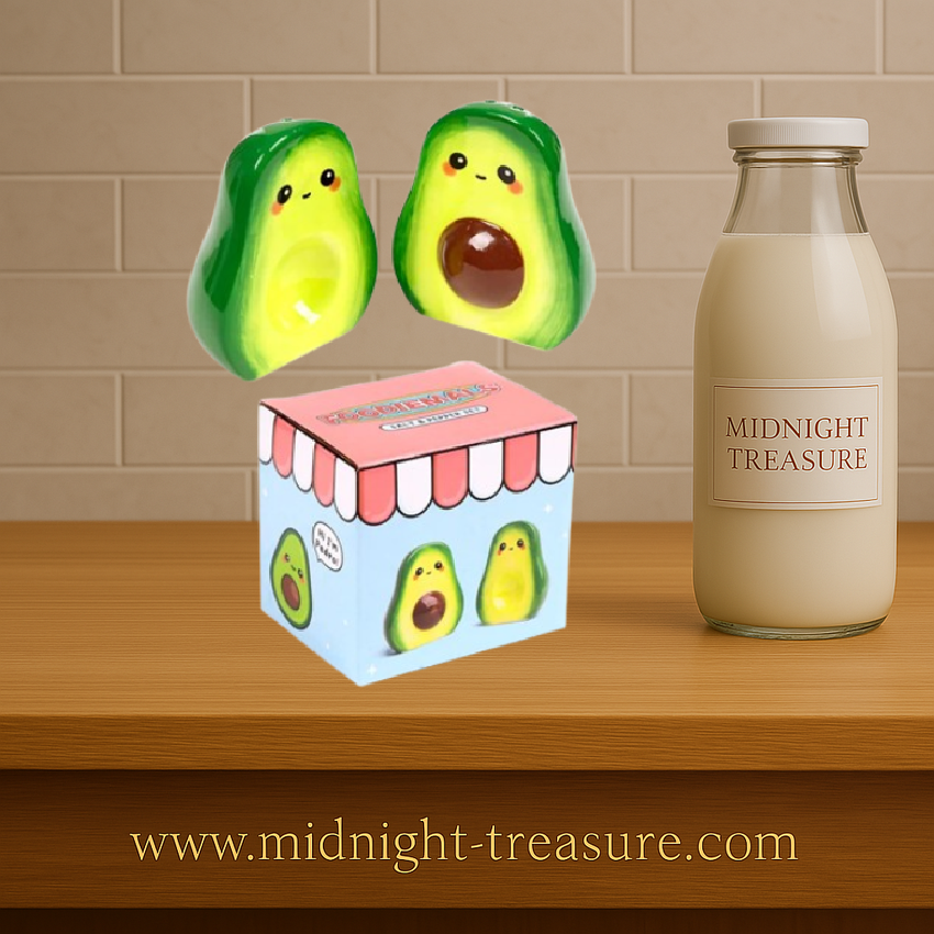 Set salière et poivrière kawaii Pedro l’Avocat en céramique. Duo sel et poivre en forme d’avocats souriants, livré dans une boîte illustrée, idéal pour une décoration de table fun et originale.