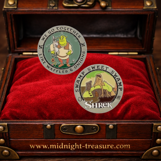 Pièce de collection Shrek Swamp Sweet Swamp édition limitée à 5000 exemplaires avec Shrek et l’Âne sur une face et la maison du marais sur l’autre.