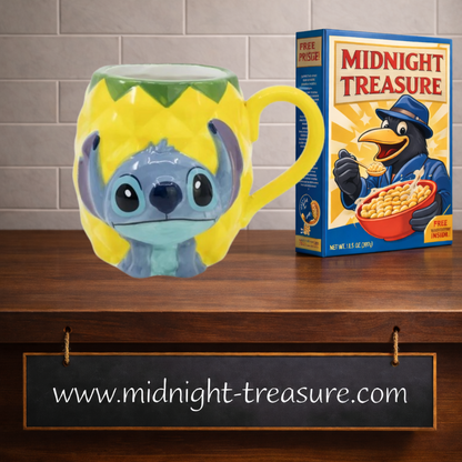 Mug 3D Disney Stitch en céramique de 414 ml en forme d’ananas jaune avec Stitch sculpté en relief et feuilles vertes.