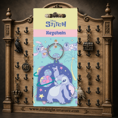 Porte-clés officiel Disney Stitch Space Rocks en PVC représentant l'Expérience 626 entourée de planètes colorées et d'étoiles dans un décor spatial pastel.