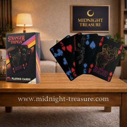 Jeu de 52 cartes et 2 jokers Stranger Things Fanattik avec personnages et créatures de la série dans un design noir et néon.