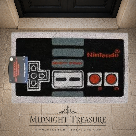 "Tapis de porte Nintendo â Manette NES. Paillasson en fibre de coco avec design rĂ©tro de la manette NES. IdĂ©al pour les fans de jeux vidĂ©o classiques et rĂ©tro.