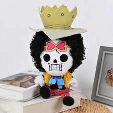 "Peluche Brook – One Piece (25 cm). Représentation adorable de Brook, le musicien squelettique de l'équipage du Chapeau de Paille, avec sa tenue colorée et sa couronne emblématique. Un incontournable pour les fans de One Piece !"

