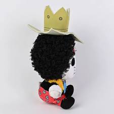 "Peluche Brook – One Piece (25 cm). Représentation adorable de Brook, le musicien squelettique de l'équipage du Chapeau de Paille, avec sa tenue colorée et sa couronne emblématique. Un incontournable pour les fans de One Piece !"

