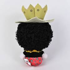 "Peluche Brook – One Piece (25 cm). Représentation adorable de Brook, le musicien squelettique de l'équipage du Chapeau de Paille, avec sa tenue colorée et sa couronne emblématique. Un incontournable pour les fans de One Piece !"

