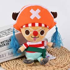 "Peluche One Piece – Tony Tony Chopper – Édition Déguisement Buggy le Clown. Chopper dans un costume adorable inspiré de Buggy le Clown, avec des détails colorés et une expression joyeuse. Un ajout amusant pour toute collection One Piece !"

