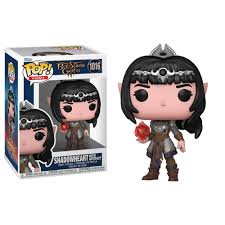 "Funko Pop! Baldur's Gate – Shadowheart with Artifact (1016). L'elfe sombre mystérieuse tenant un artefact magique rouge, prête pour l'aventure dans l'univers de Baldur's Gate. Une figurine indispensable pour les fans du jeu !"

