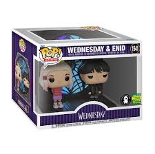 "Funko Pop! Wednesday – Wednesday & Enid (1541). Les deux colocataires iconiques de la série Wednesday devant la magnifique fenêtre vitrail de Nevermore Academy. Une pièce unique pour les fans de l'univers de la Famille Addams !"

