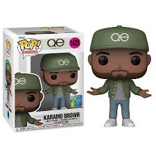 "Funko Pop! Queer Eye – Karamo Brown (145). Karamo Brown avec sa casquette verte AE, vêtu d'une tenue décontractée et confiante. Une figurine parfaite pour les fans de Queer Eye et du style unique de Karamo !"

