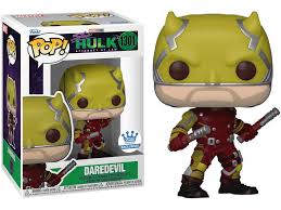 "Funko Pop! Marvel – Daredevil (1301) – She-Hulk: Attorney at Law. Figurine représentant Daredevil dans son costume jaune et rouge emblématique de la série She-Hulk, tenant ses bâtons de combat. Un must-have pour les fans de Marvel et les collectionneurs de Funko Pop! Exclusives !"

