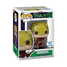 "Funko Pop! Marvel – Daredevil (1301) – She-Hulk: Attorney at Law. Figurine représentant Daredevil dans son costume jaune et rouge emblématique de la série She-Hulk, tenant ses bâtons de combat. Un must-have pour les fans de Marvel et les collectionneurs de Funko Pop! Exclusives !"

