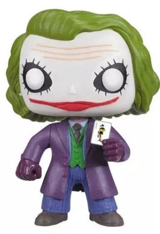 Funko Pop! The Dark Knight – The Joker (N°36). Joker en costume violet avec carte en main, maquillage blanc et cheveux verts. Figurine détaillée et culte pour les fans de DC.