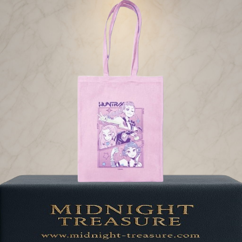 Tote bag K-POP Demon Hunters – Huntrix – modèle rose 42 x 38 cm avec illustration du trio Huntrix en style pastel. Sac léger et tendance pour fans de K-POP.