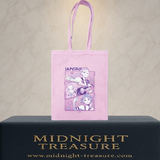 Tote bag K-POP Demon Hunters – Huntrix – modèle rose 42 x 38 cm avec illustration du trio Huntrix en style pastel. Sac léger et tendance pour fans de K-POP.