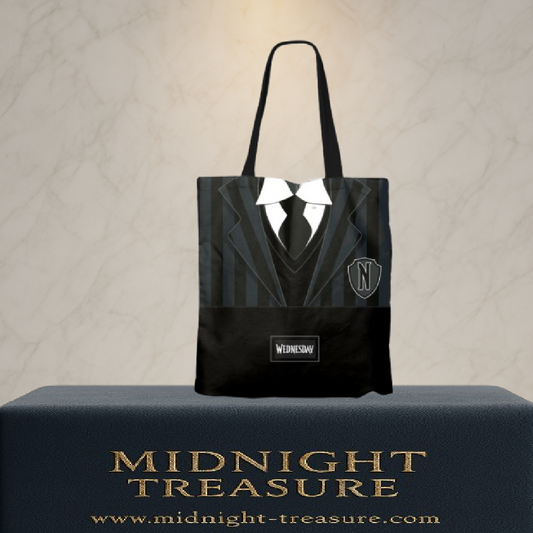 Tote bag premium Mercredi Oxford Uniform – 33 x 40 cm. Sac shopping noir inspiré de l’uniforme de Mercredi Addams, avec doublure intérieure et poche intégrée.