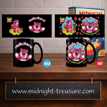 Mug thermoréactif Toy Story Lotso 315 ml noir dont le décor révèle des fraises, des fleurs et de nouvelles couleurs au contact d'une boisson chaude.