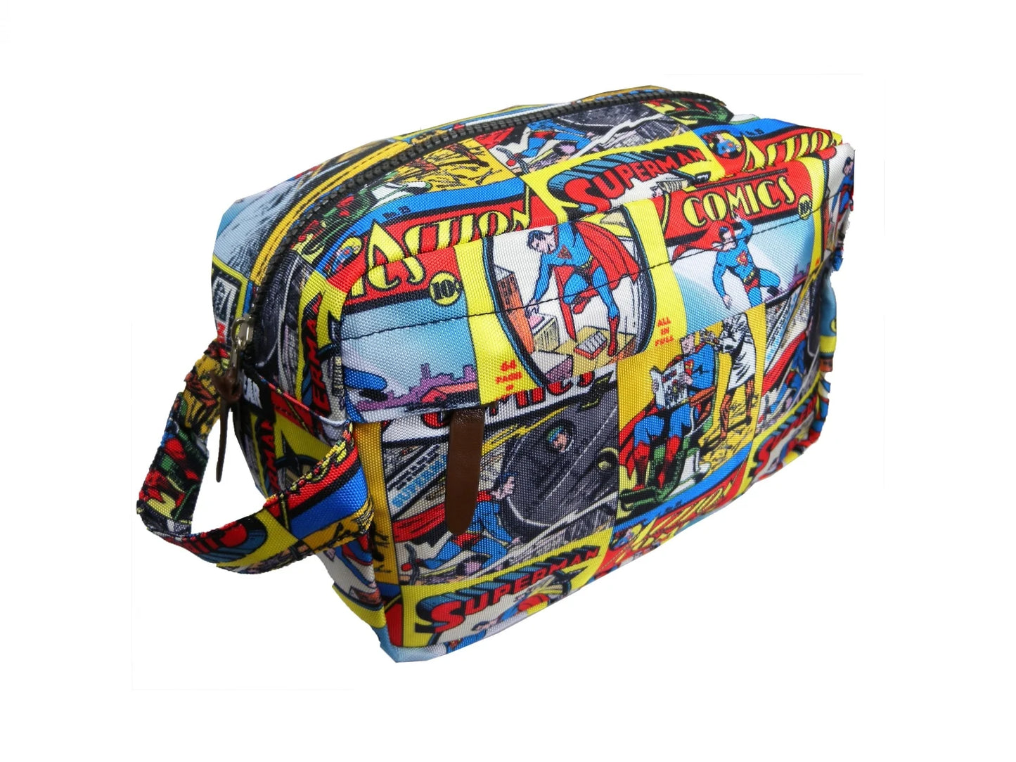 "Trousse de toilette Superman au design comics vintage, inspirée des premières aventures de Superman dans Action Comics. Produit sous licence officielle DC Comics, parfait pour les fans du Man of Steel."