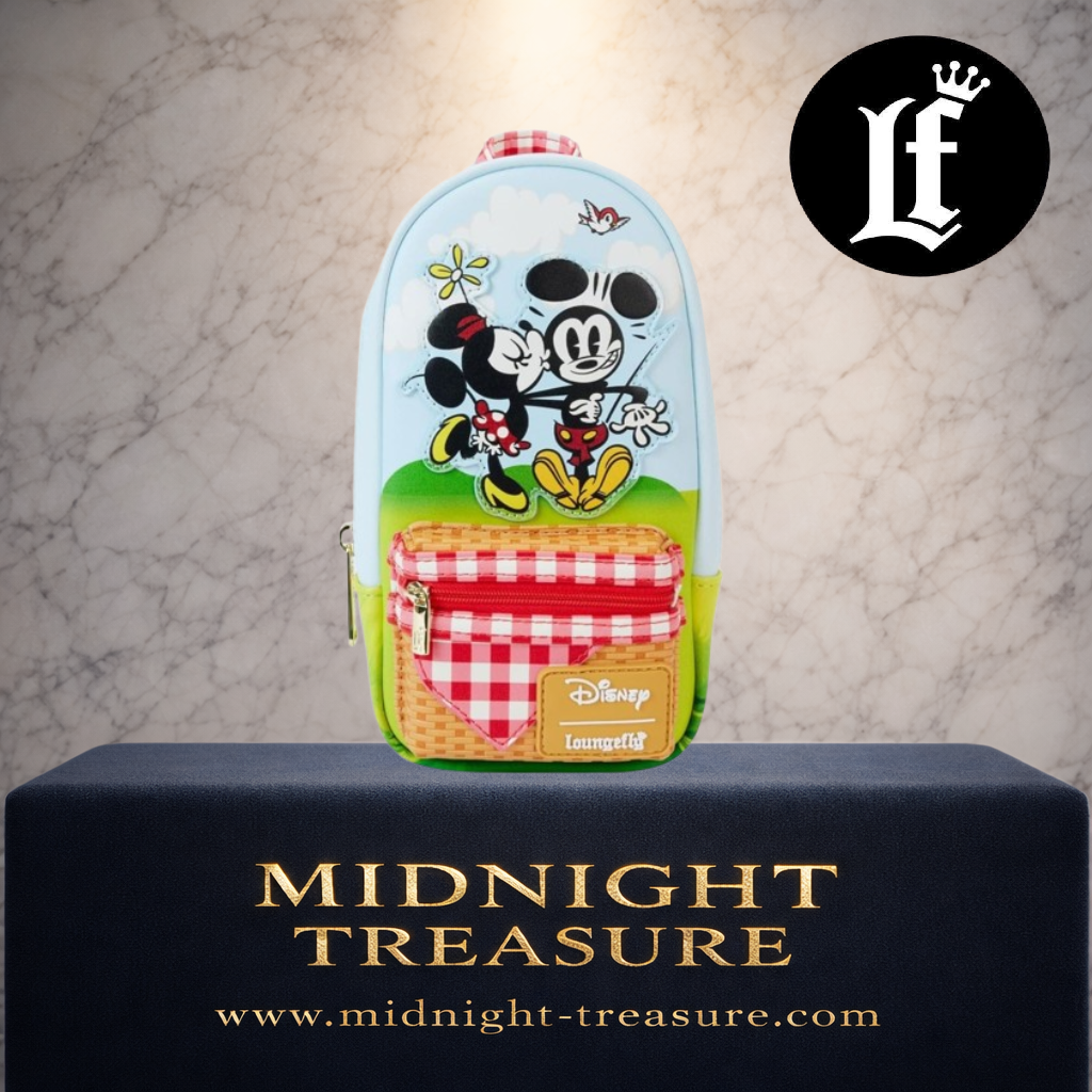 Trousse Loungefly Mickey et ses Amis Picnic – Disney – 10 x 5 x 20 cm. Trousse officielle avec Mickey, Minnie et Pluto, design panier de pique-nique, poignée vichy, mousqueton métallique et doublure exclusive Disney.