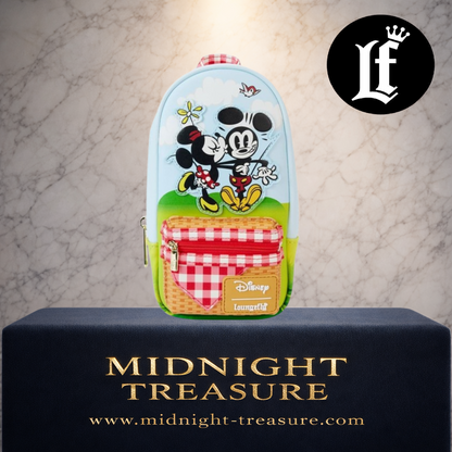 Trousse Loungefly Mickey et ses Amis Picnic – Disney – 10 x 5 x 20 cm. Trousse officielle avec Mickey, Minnie et Pluto, design panier de pique-nique, poignée vichy, mousqueton métallique et doublure exclusive Disney.